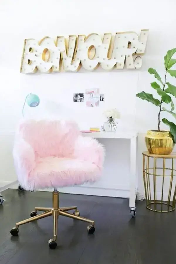 cadeira giratória rosa de pelinhos Foto Homedit