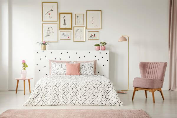 Cadeira rosa para quarto combinando com o tapete