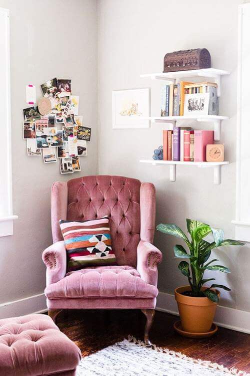 cantinho de livros aconchegante no seu quarto rosa