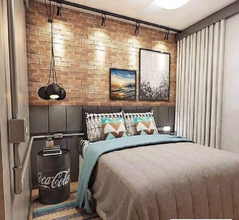 cama box solteiro para quarto moderno com parede de tijolinho e trilho de luz Foto Macho Moda