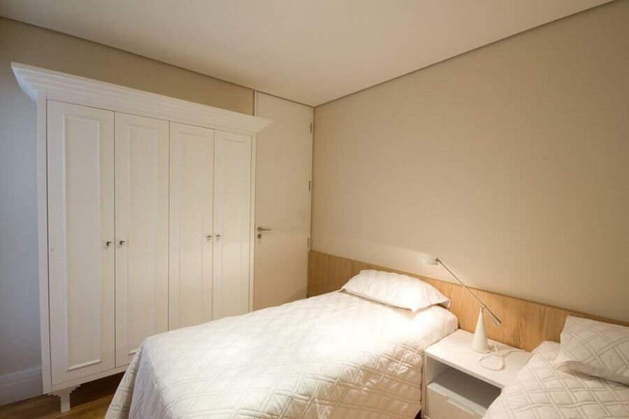 cama box solteiro para quarto simples com cabeceira de madeira Foto Conseil Brasil