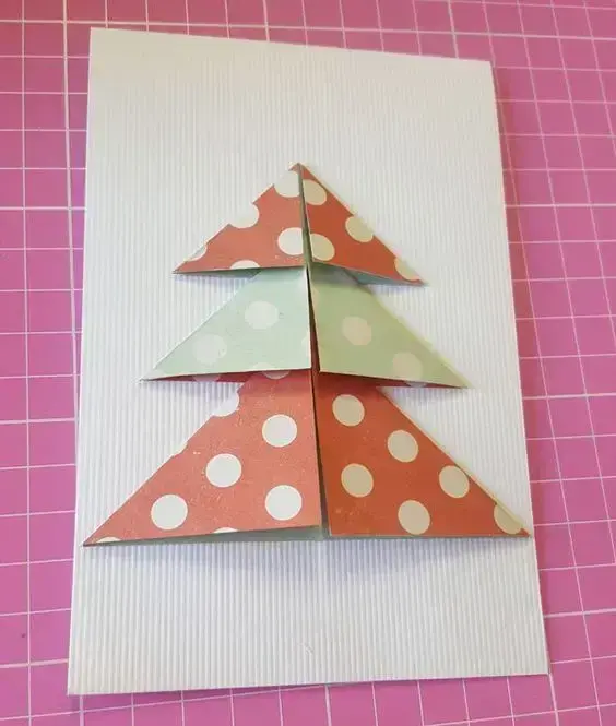 cartão de natal - cartão com árvore colorida 