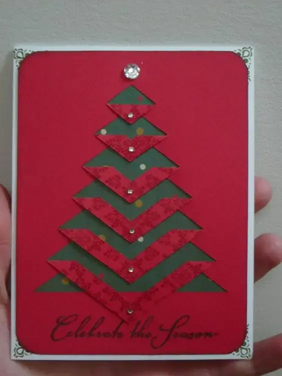 cartão de natal - cartão vermelho com árvore verde 