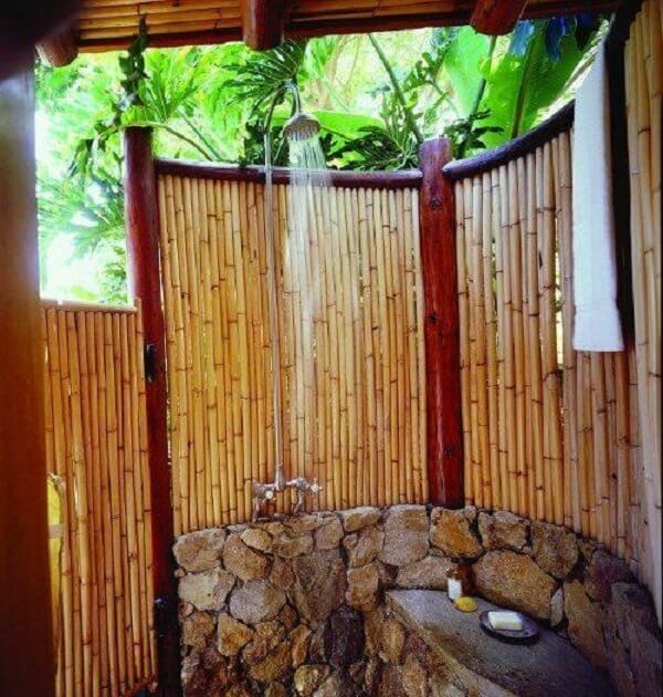 A cerca de bambu traz um toque especial para o momento do banho