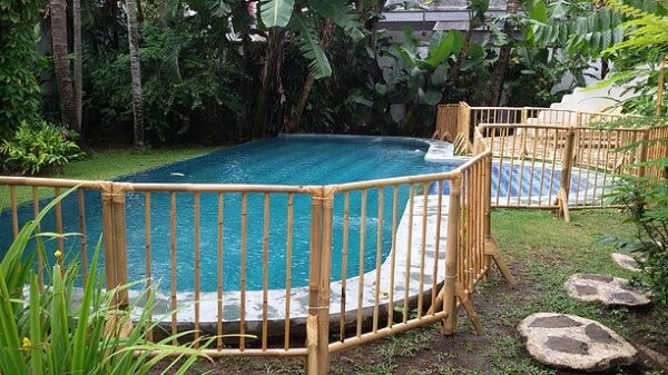 Modelo de cerca de bambu para área da piscina