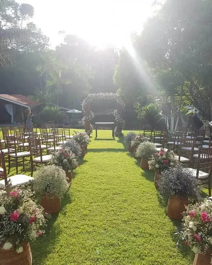 cerimonia de casamento no campo decorado com vasos de flores do campo Foto Sítio Caminho Real