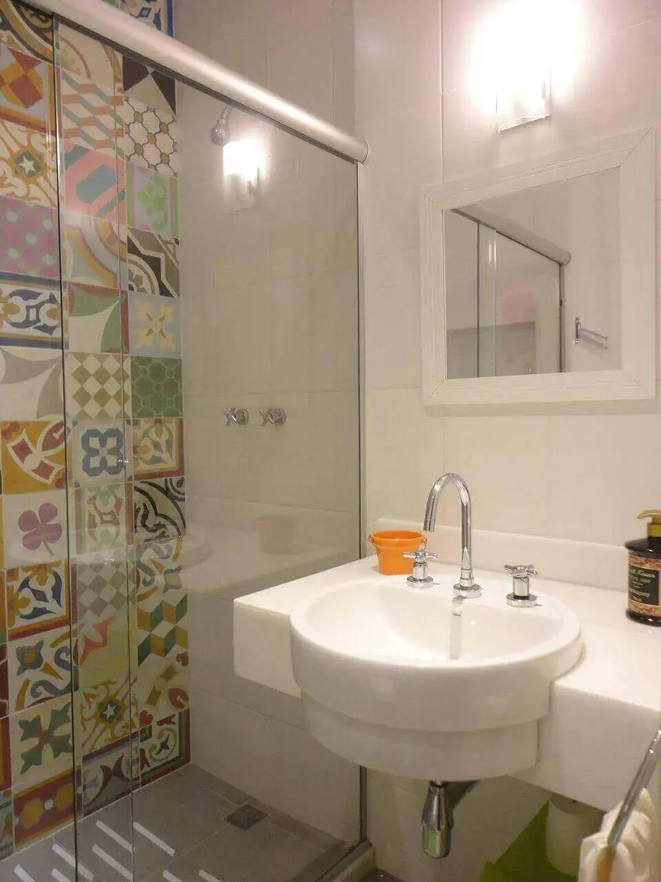 cerâmica para parede - banheiro com azulejo hidráulico 