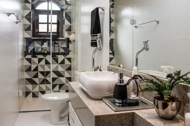 cerâmica para parede - banheiro com azulejo preto e banco geométrico 