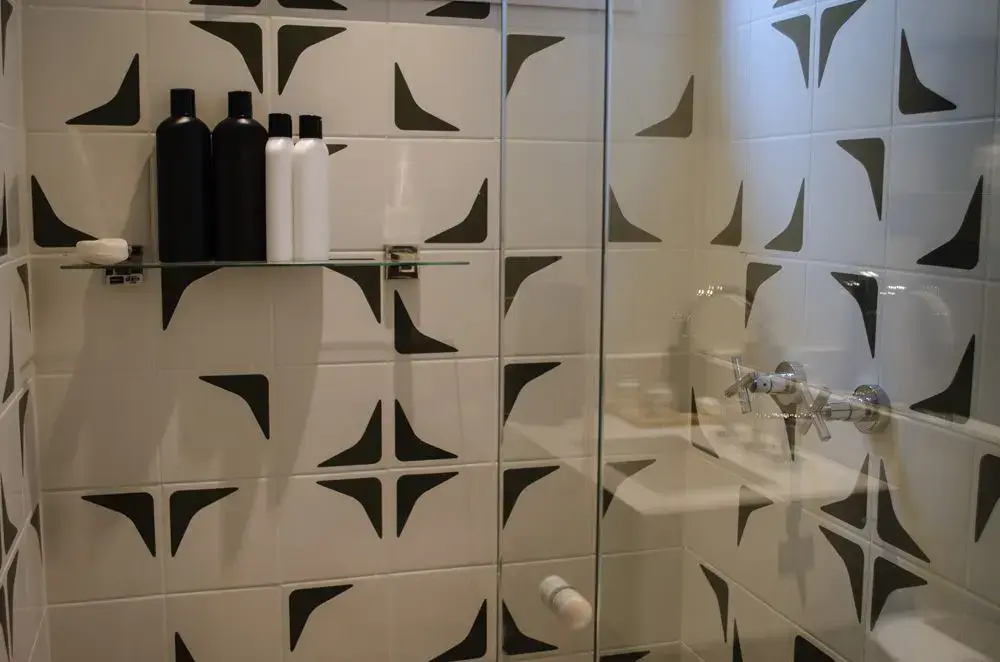 cerâmica para parede - banheiro com azulejo preto e branco no box 