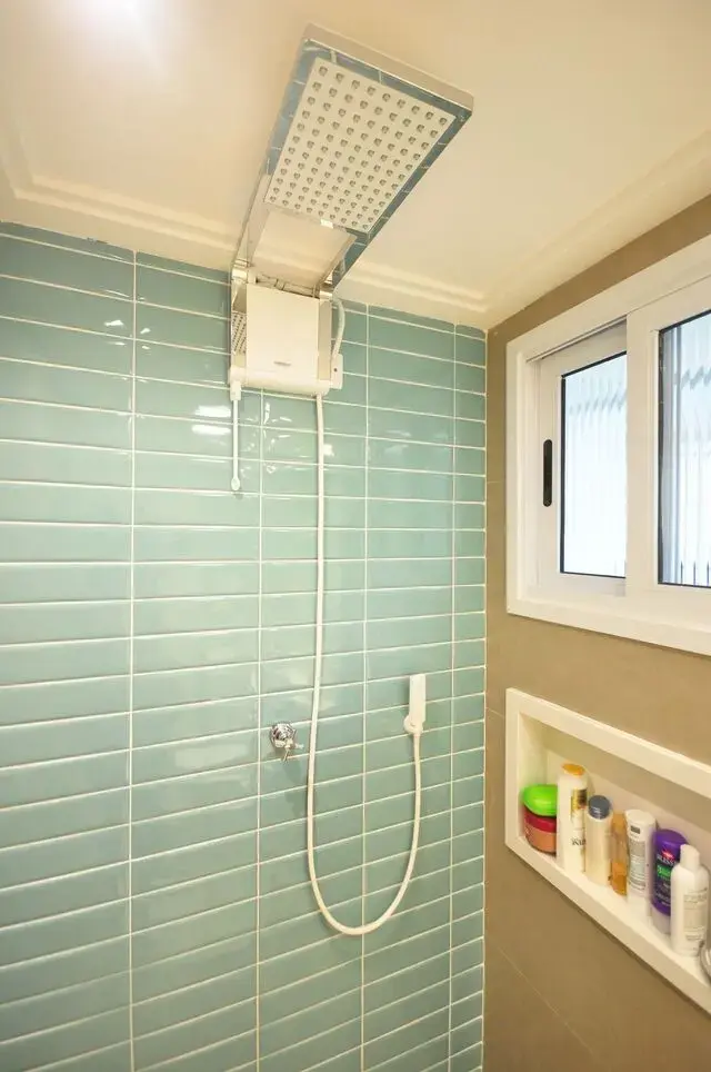 cerâmica para parede - banheiro com azulejo tijolinho verde água 