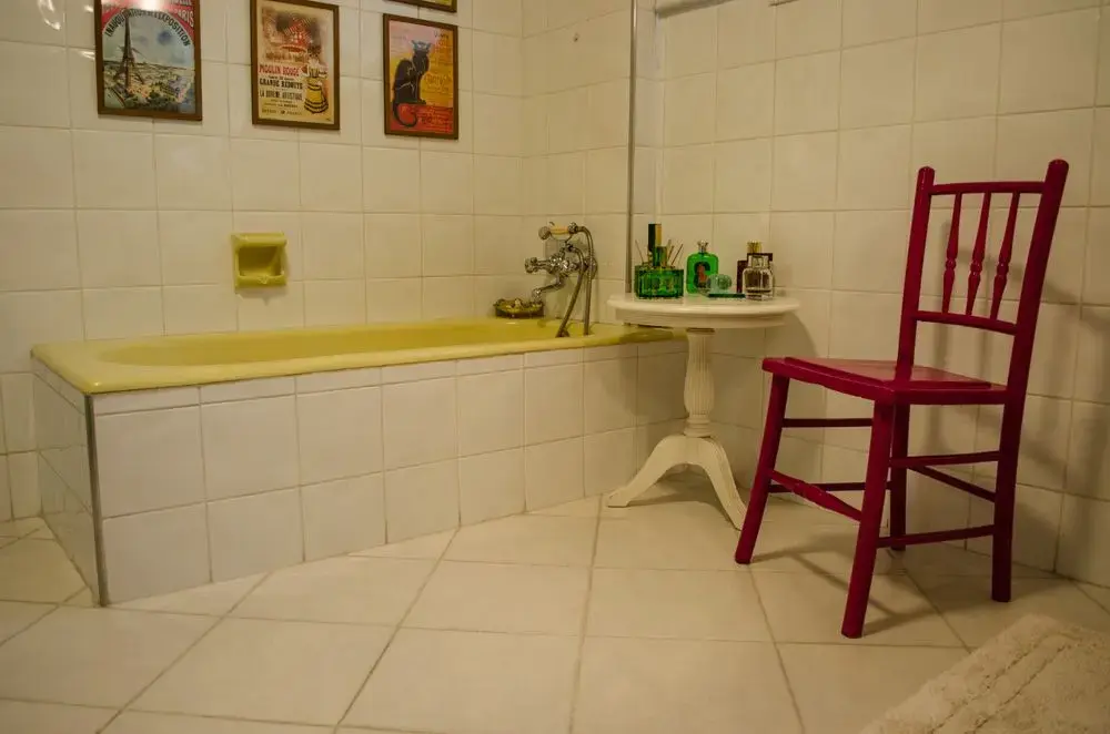 cerâmica para parede - banheiro vintage revestido em azulejo branco 