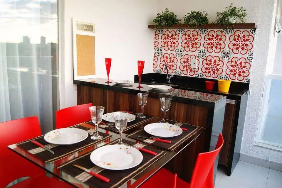 cerâmica para parede - cadeiras vermelhas, bancada preta e cortina clara 