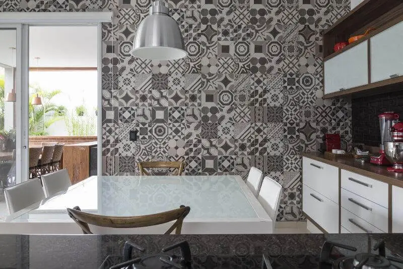 cerâmica para parede - copa com parede revestida de azulejo decorativo 