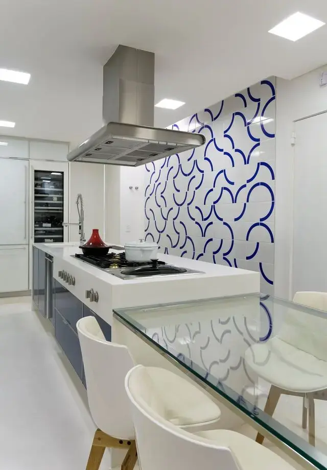 cerâmica para parede - cozinha branca com azulejo de círculo azul 