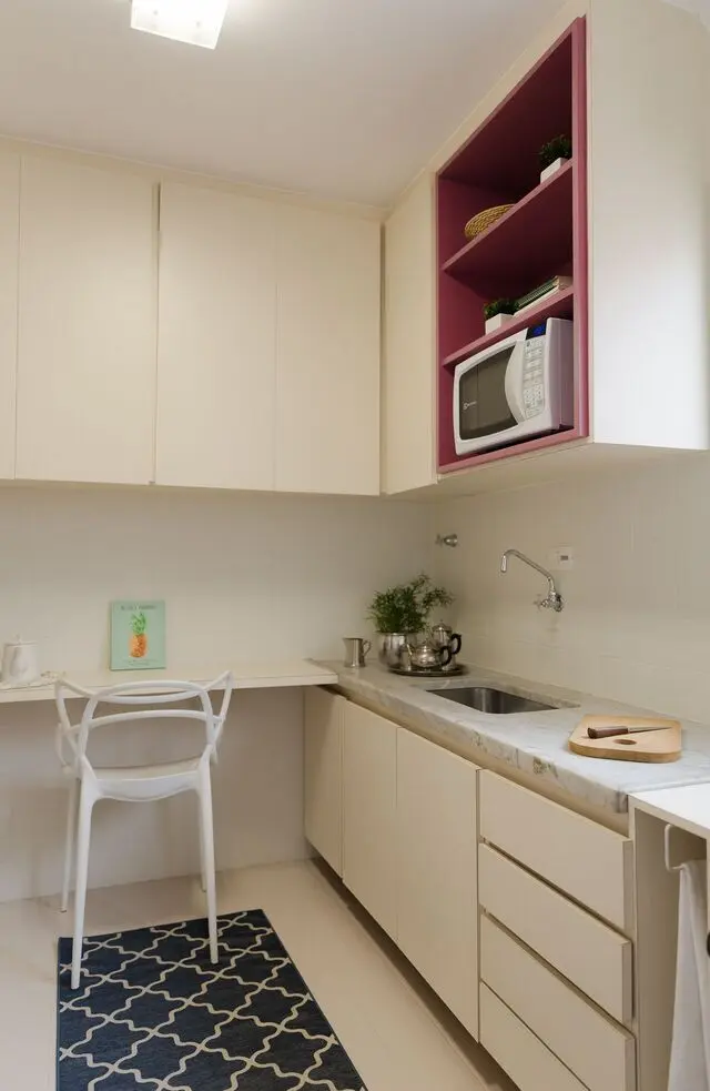 cerâmica para parede - cozinha branca com bancada para refeições 