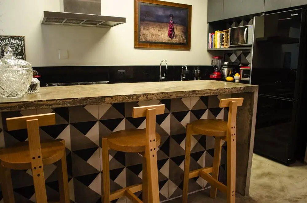 cerâmica para parede - cozinha com azulejo geométrico no balcão 
