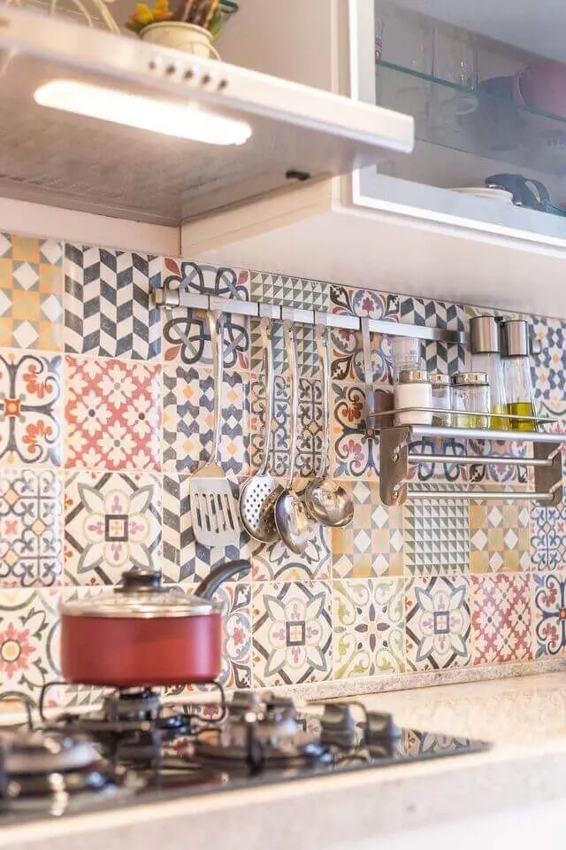 cerâmica para parede - cozinha com cooktop e azulejo decorativo 