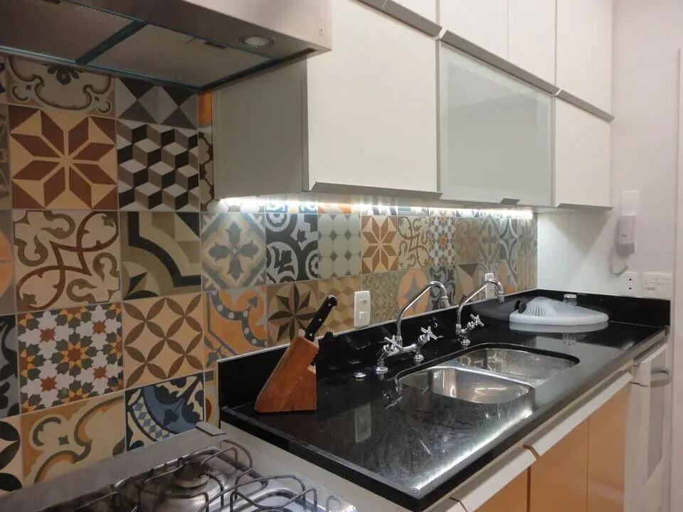 cerâmica para parede - cozinha planejada com azulejo de ladrilho 