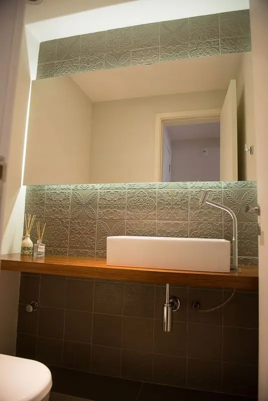 cerâmica para parede - lavabo com bancada de madeira e azulejo verde 