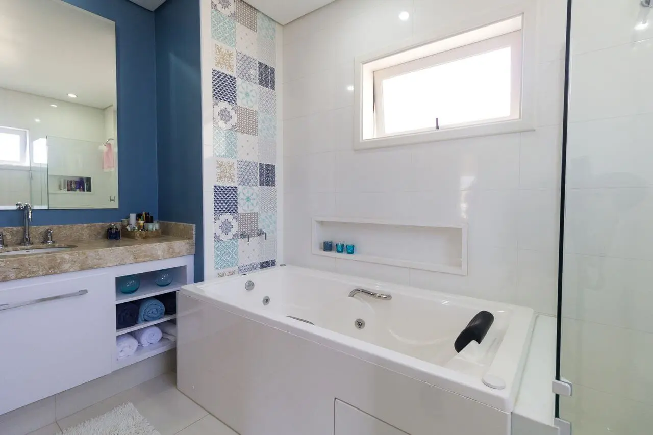 cerâmica para parede - sala de banho com azulejo azul 