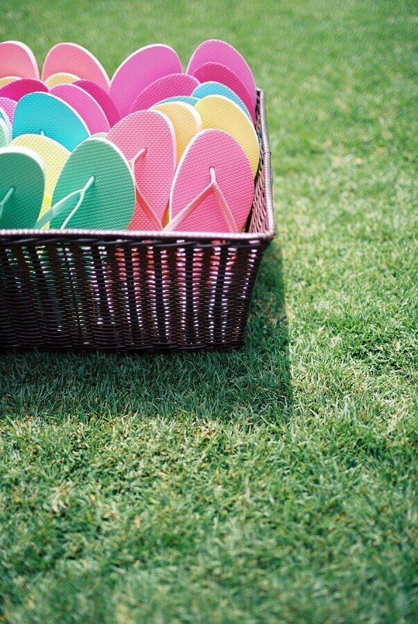 cesta de piquenique com chinelos coloridos Foto Assetproject