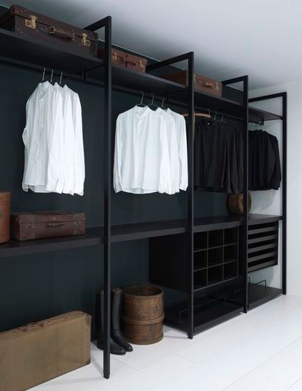 closet aberto - closet preto com camisas 