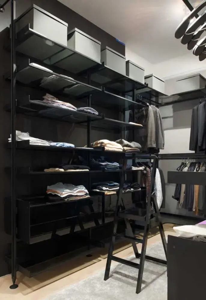 closet aberto - closet preto com muitas prateleiras 