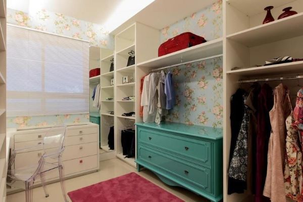 Closet feminino com papel de parede combinando com a cômoda tiffany