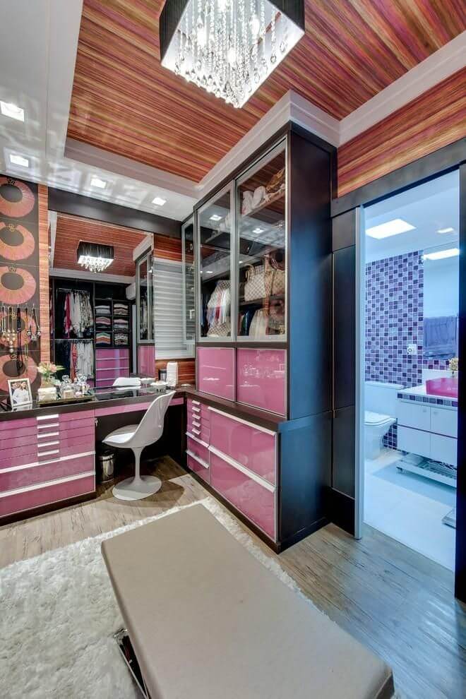 Closet feminino com móveis cor de rosa