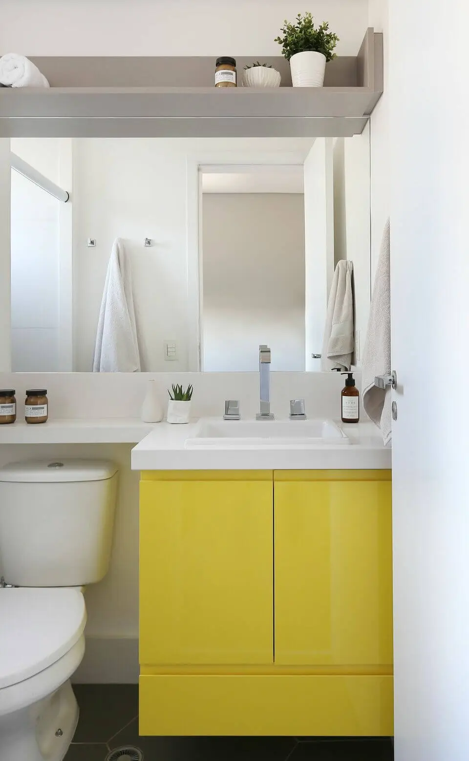 cor amarela - armário amarelo no banheiro branco 