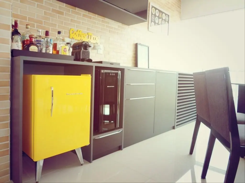 cor amarela - armário preto com frigobar amarelo 