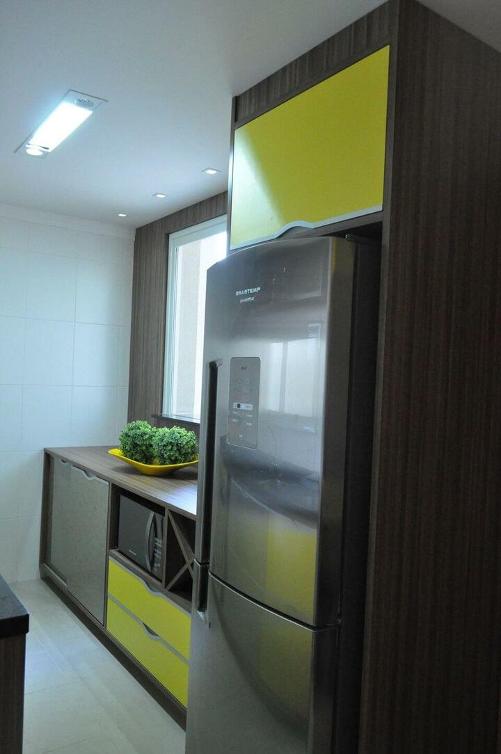 cor amarela - cozinha com geladeira em inox e acabamentos em amarelo