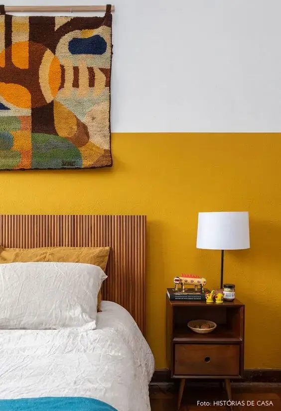 cor amarela - quarto com parede pintada de amarelo 