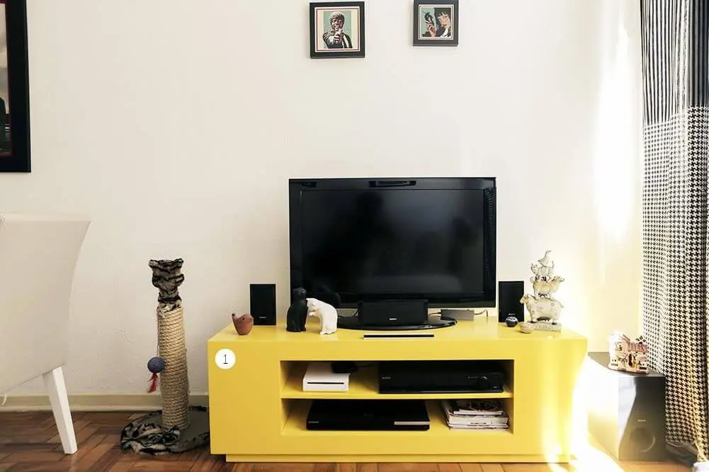 cor amarela - rack amarelo com televisão na sala de estar 