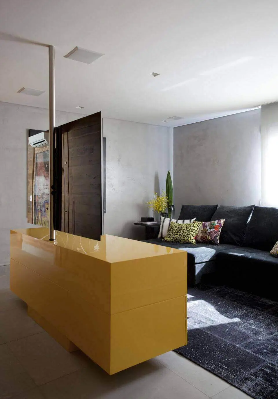 cor amarela - sala de estar com móvel amarelo