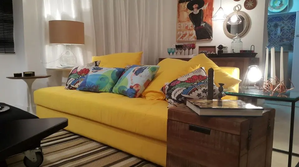cor amarela - sofá amarelo em sala de estar 
