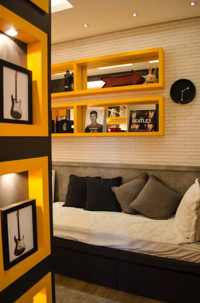 cor amarela - sofá cama no quarto em tons de cinza e amarelo 