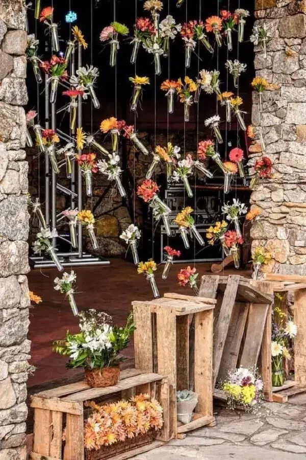 cortina de flores para casamento rústico no campo Foto Muito Chique