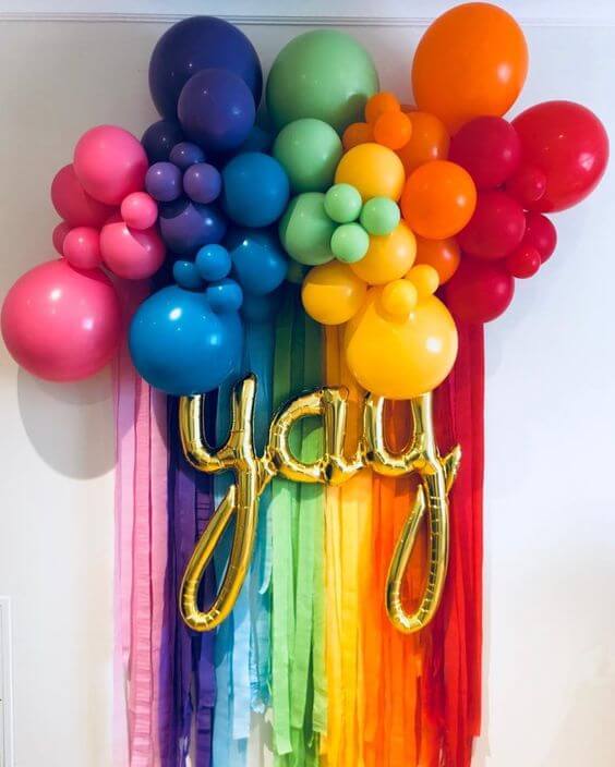 Cortina de papel crepom com balões coloridos