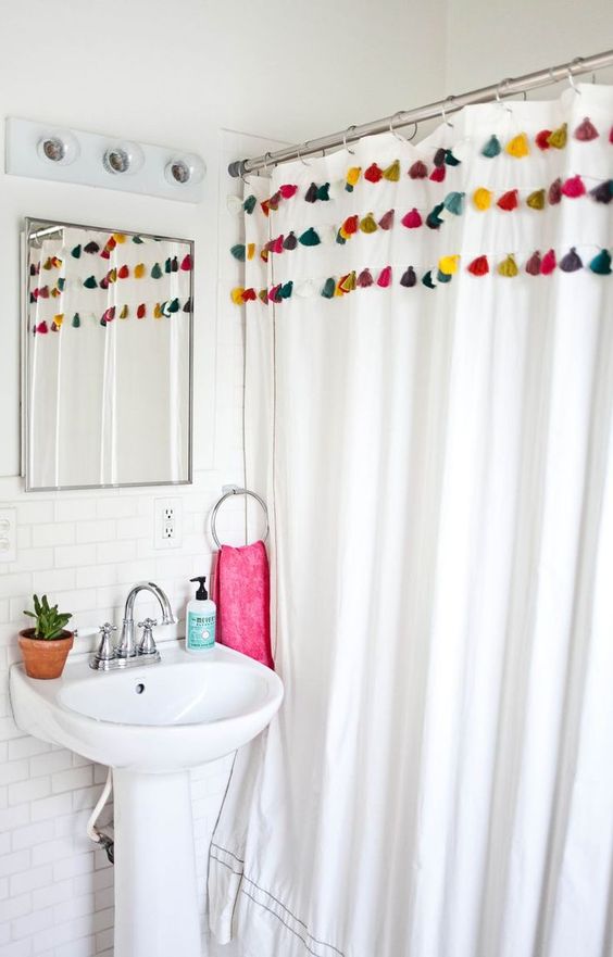 cortina para banheiro - cortina branca com detalhes coloridas 