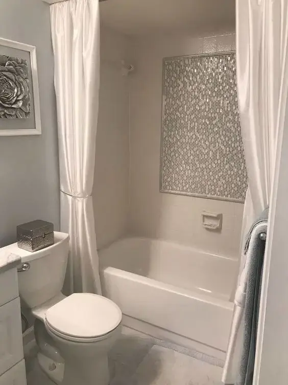 cortina para banheiro - cortina clássica em banheiro simples 
