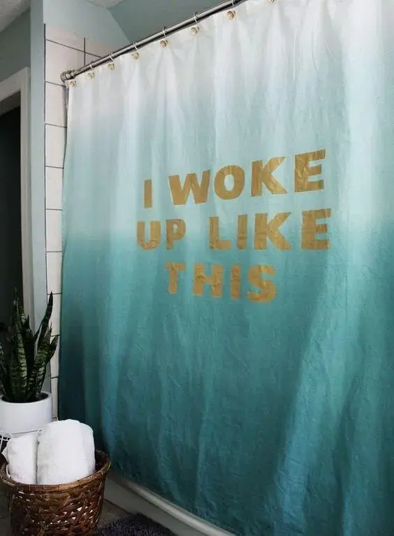 cortina para banheiro - cortina com frase em detalhe degradê 