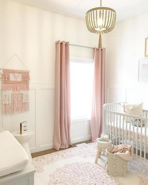 quarto de bebê rosa e branco