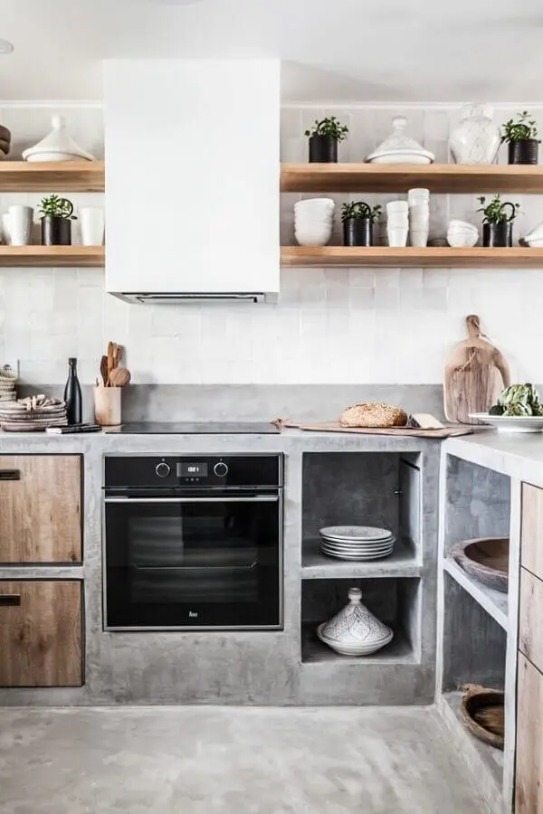 cozinha com bancada de concreto e prateleiras de madeira Foto Planète Déco