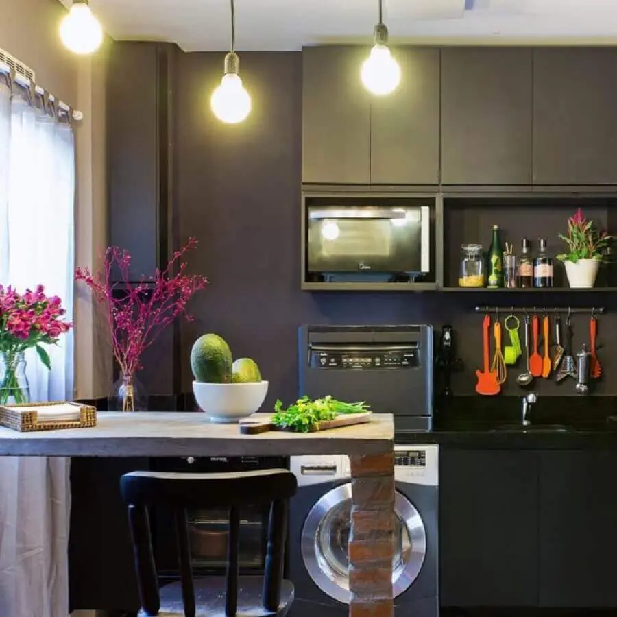 cozinha com bancada de concreto rústica e armários pretos Foto Patrícia Ribeiro Arquitetura