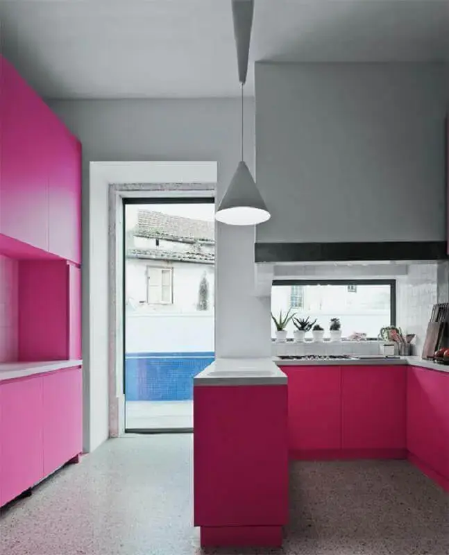 cozinha cor de rosa moderna com armários planejados Foto Trendland