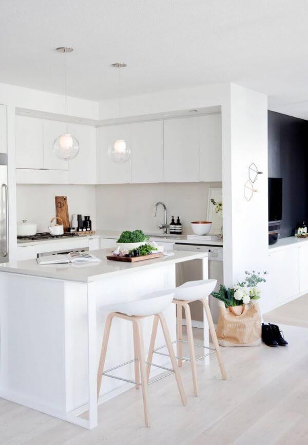 Cozinha escandinava branca com bancada e cadeiras