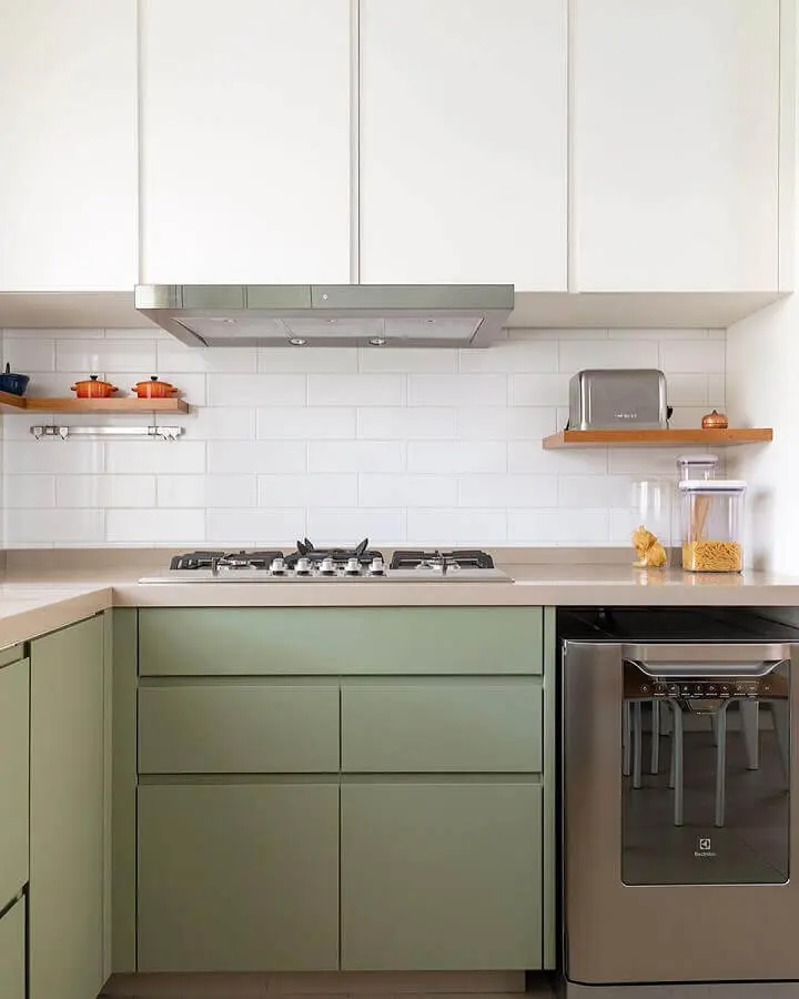 cozinha planejada com armário verde musgo e branco Foto DT Studio