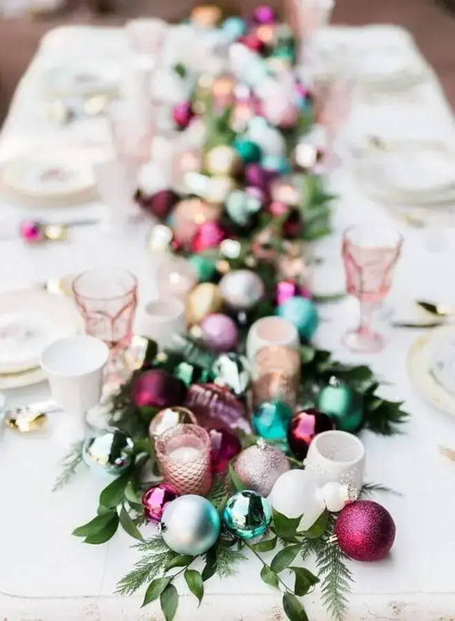 decoração de mesa natalina com bolas coloridas Foto Danielle Noce