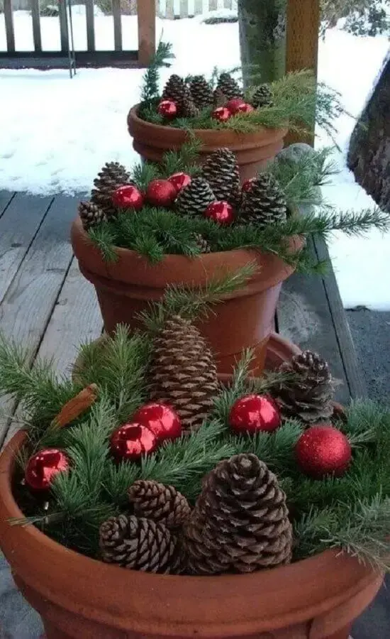 decoração natalina simples com pinhas e bolas vermelhas Foto Cantinho da Cher